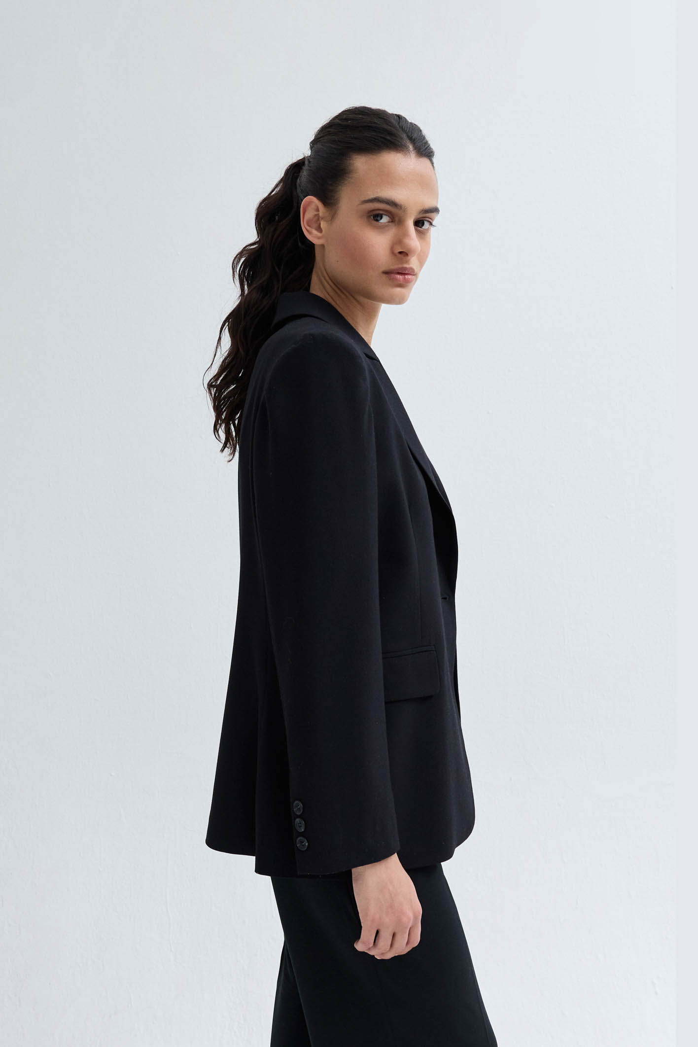 awada_blazer-sastrero-black_49-27-2024__picture-54301