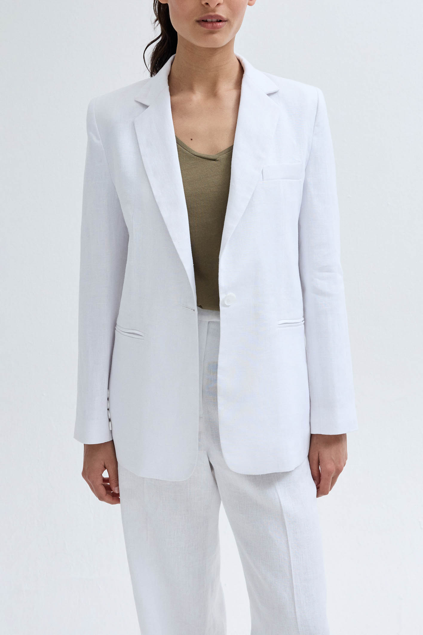 awada_blazer-sastrero-lino_49-27-2024__picture-54317
