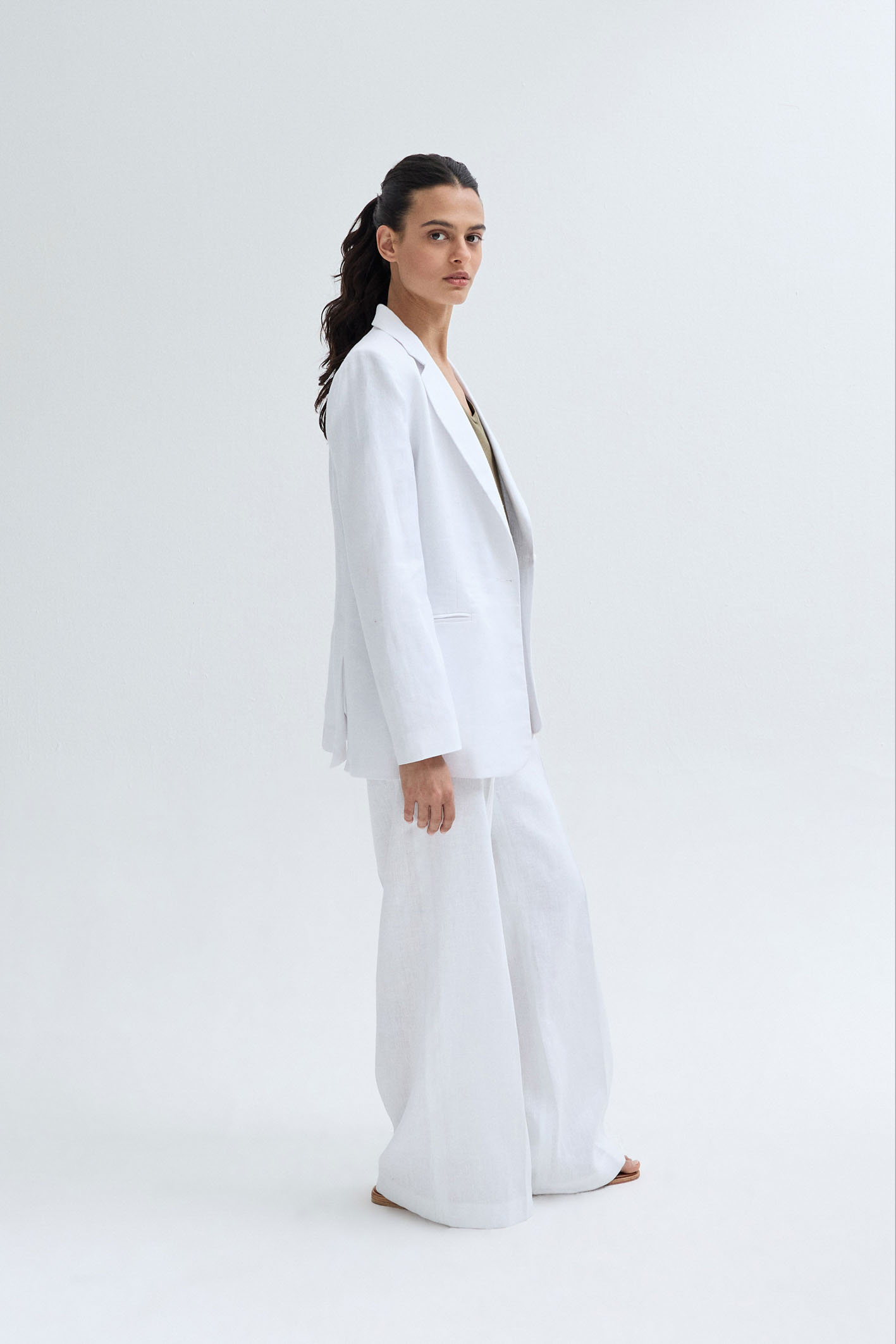 awada_blazer-sastrero-lino_49-27-2024__picture-54320