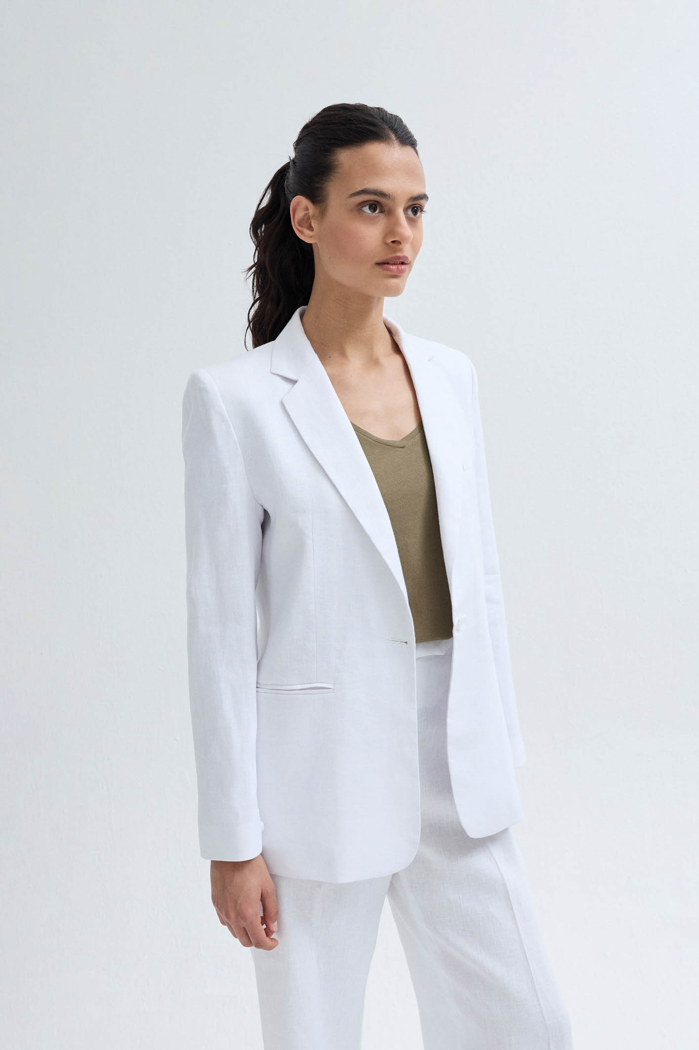 awada_blazer-sastrero-lino_49-27-2024__picture-54385