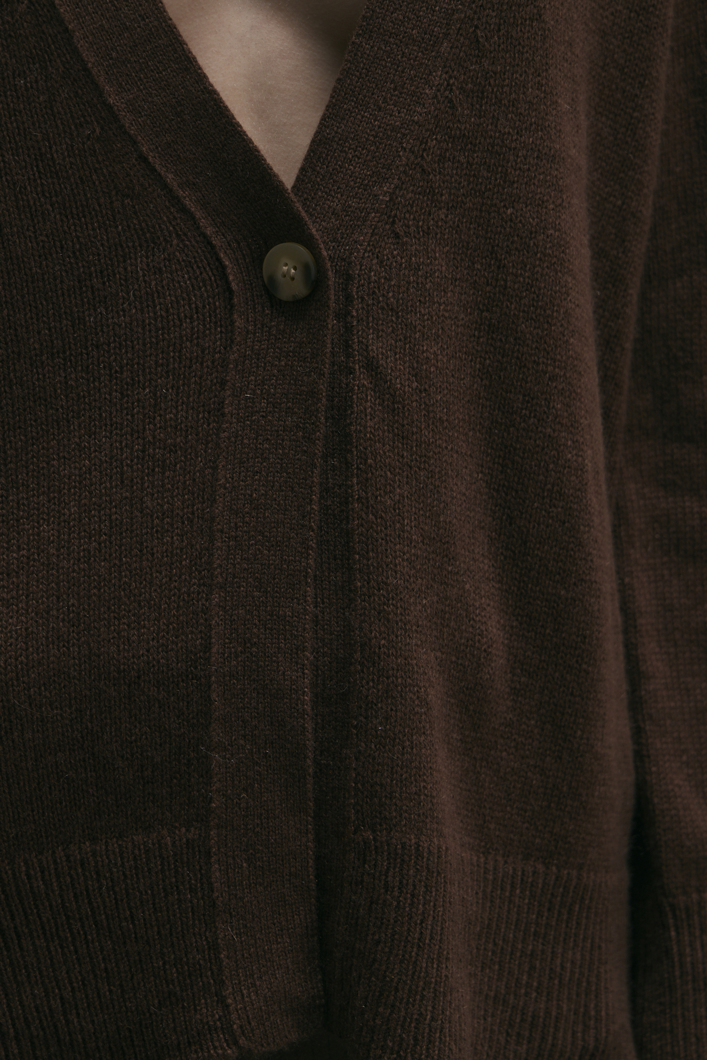 awada_sweater-cashmere-cardigan_08-10-2025__picture-56444
