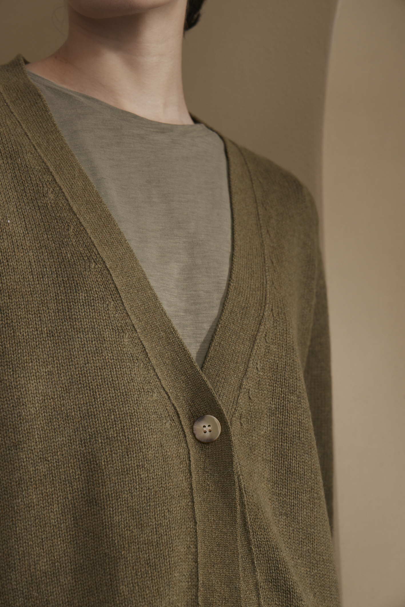 awada_sweater-cashmere-cardigan_08-10-2025__picture-57066