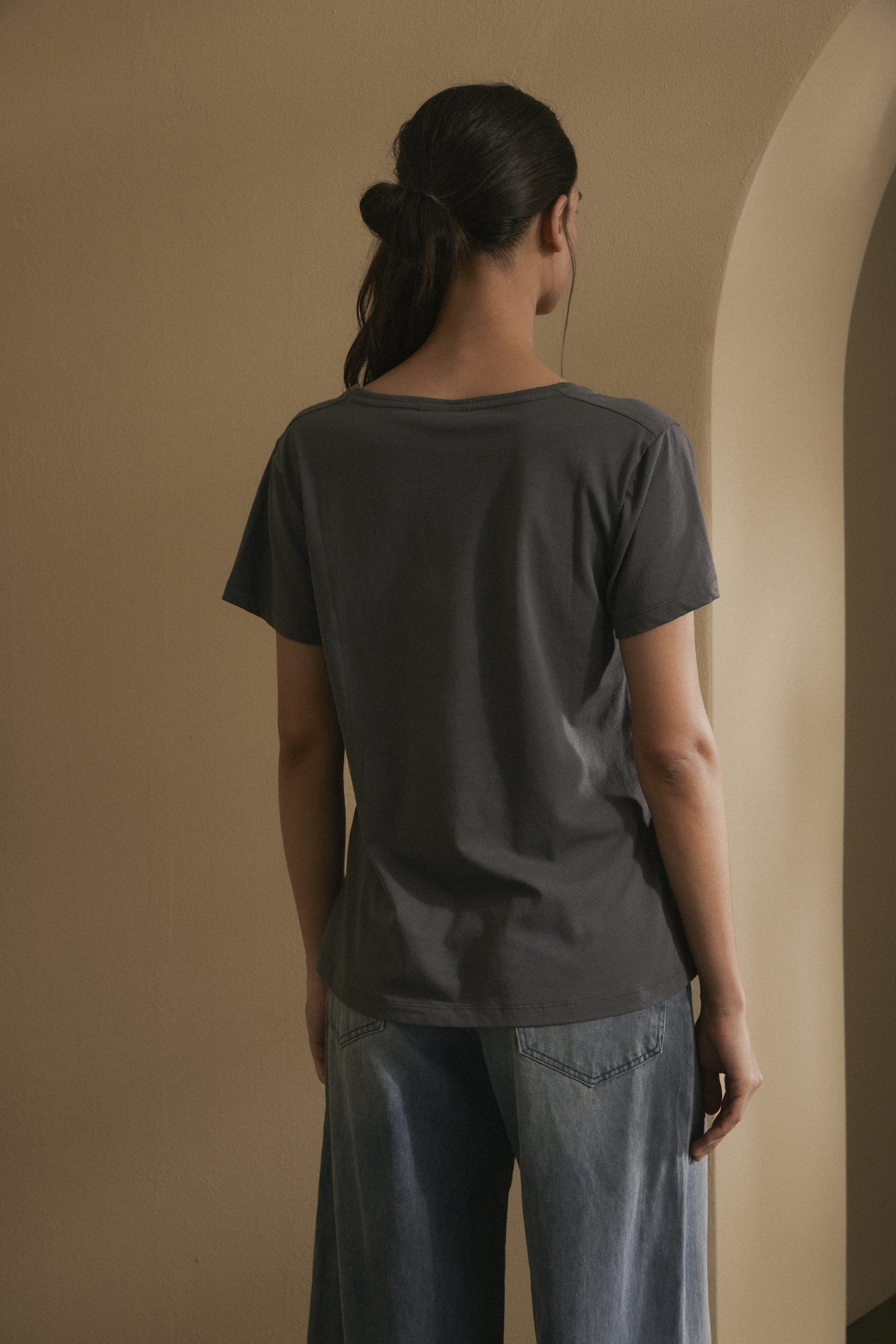 awada_remera-escote-v-pima_21-26-2025__picture-57213