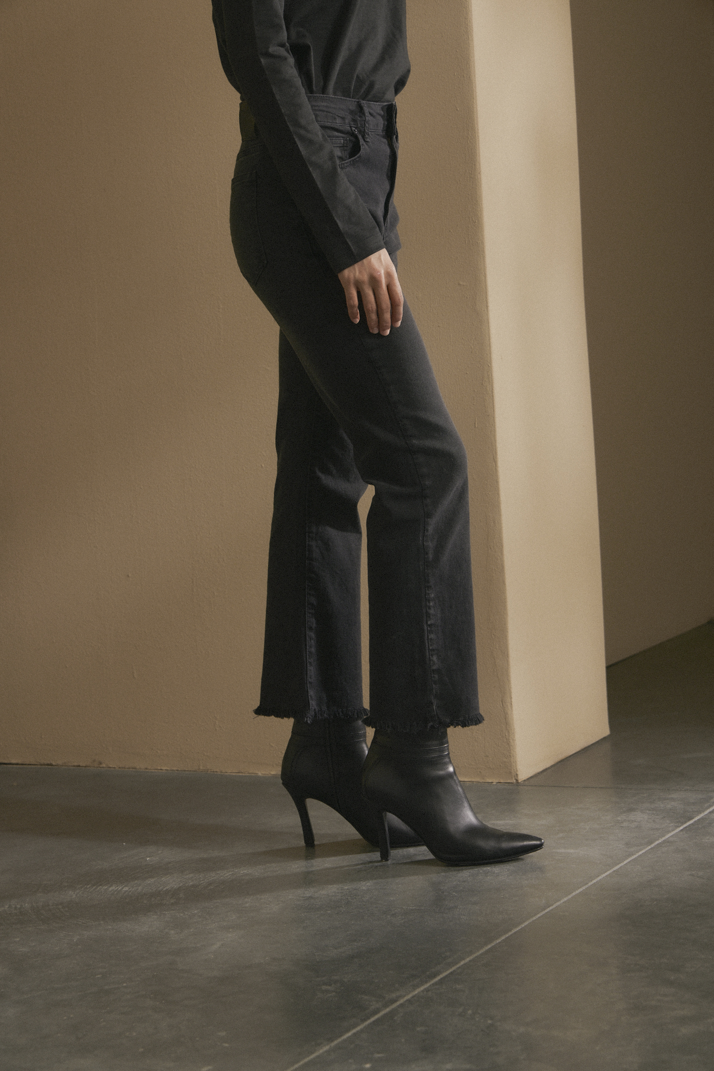 awada_jean-bootcut-black_58-10-2025__picture-57261