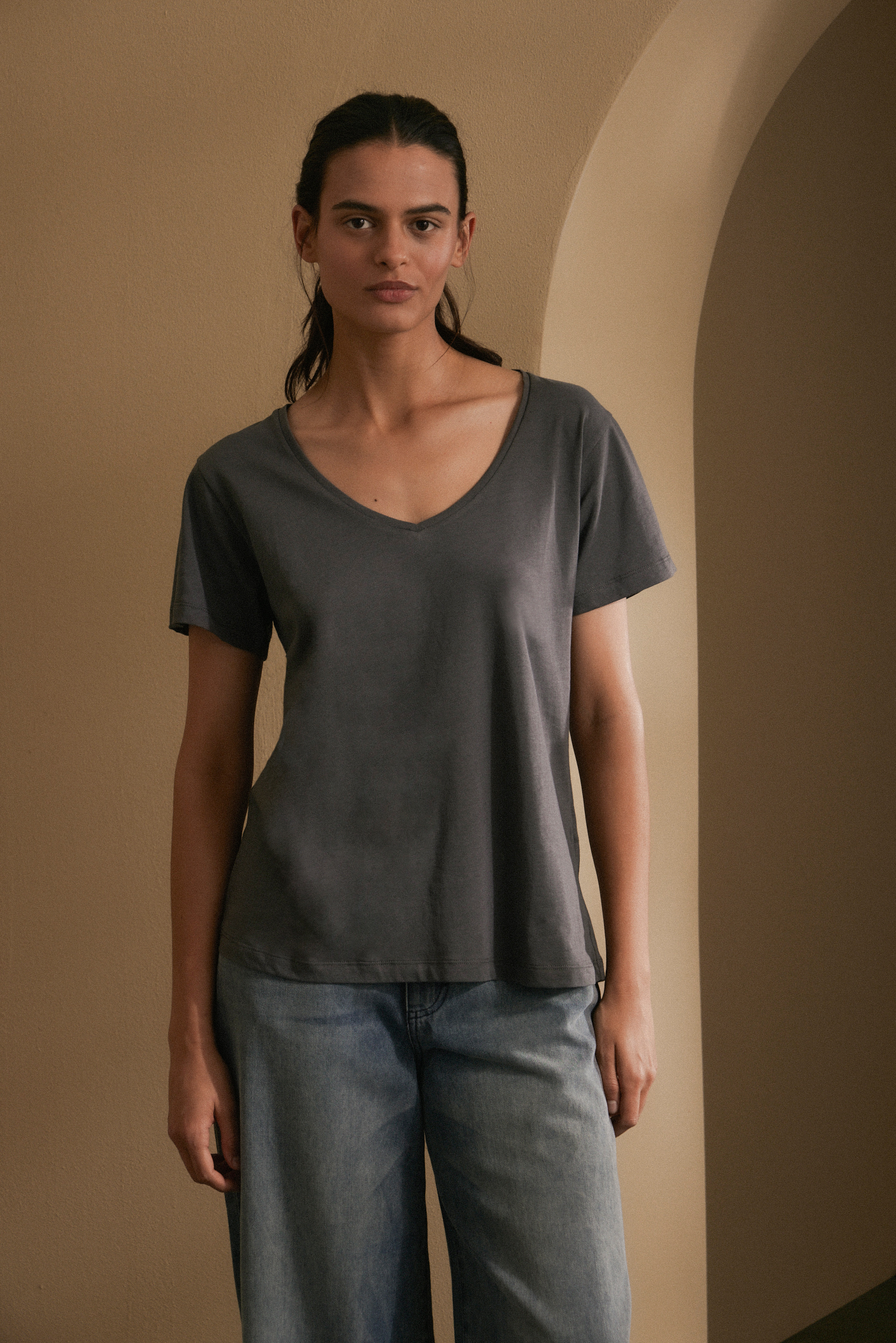 awada_remera-escote-v-pima_21-26-2025__picture-58054