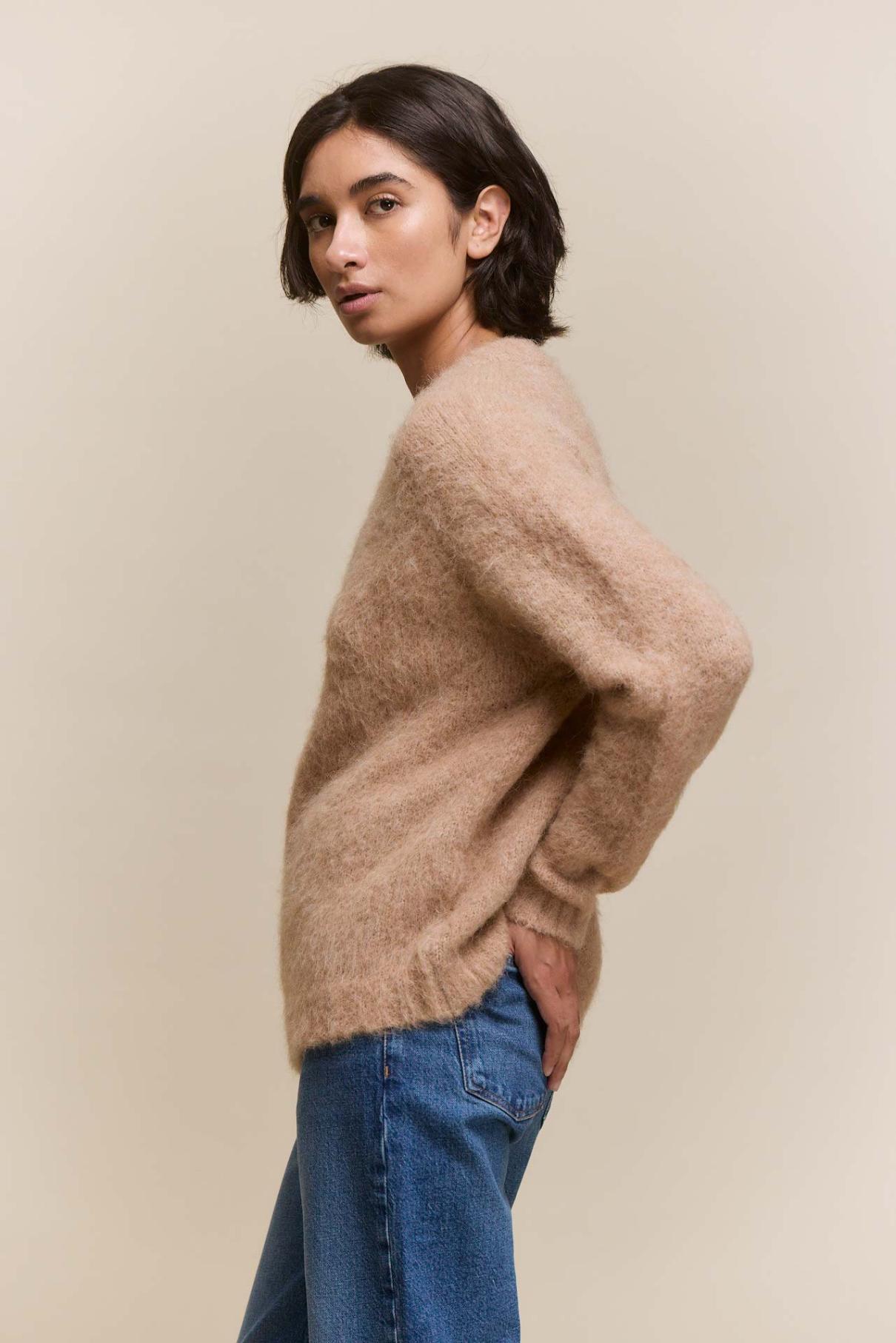 awada_sweater-v-lana_17-23-2026__picture-64279
