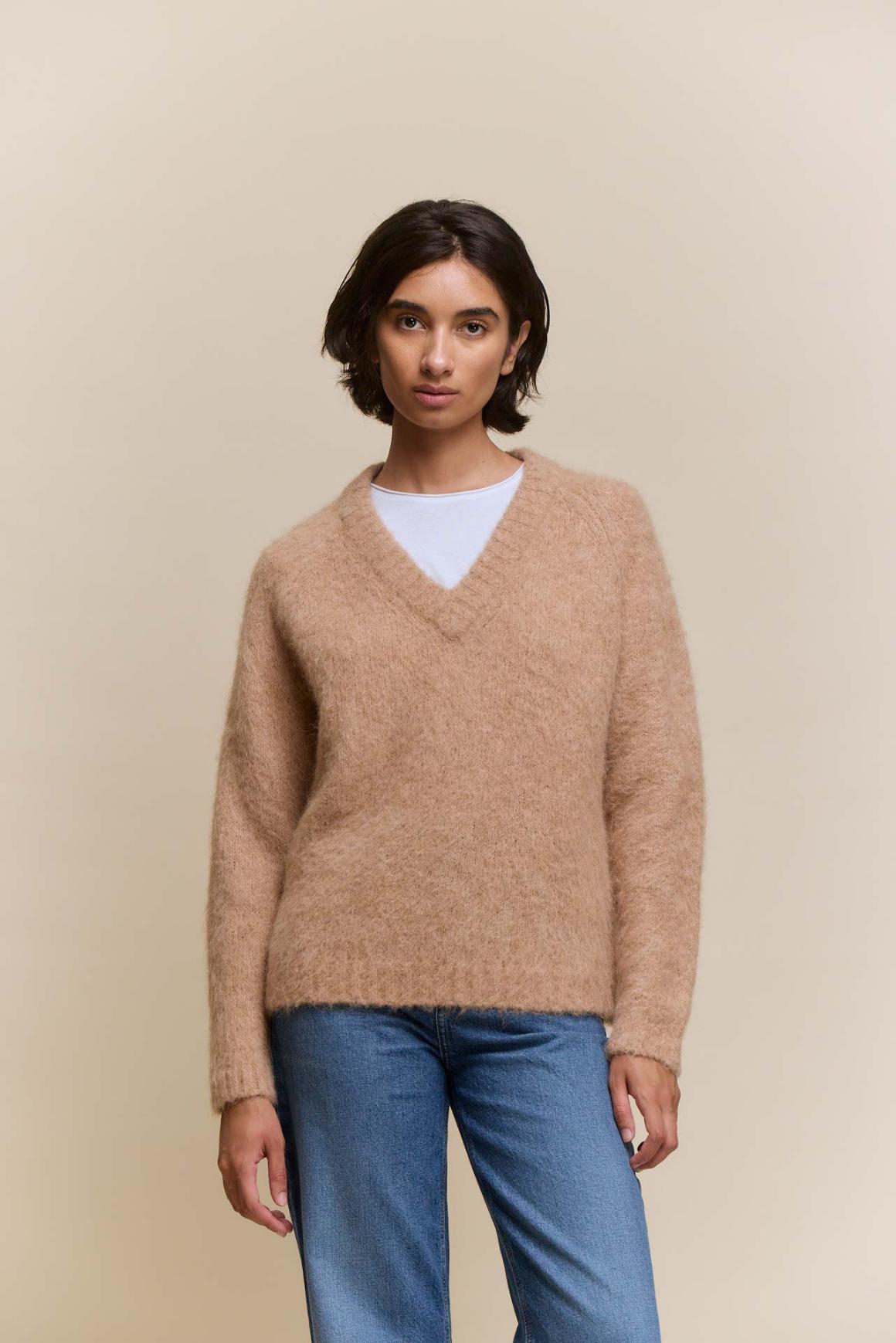awada_sweater-v-lana_17-23-2026__picture-64504