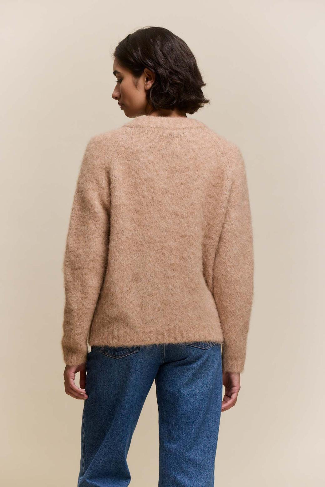 awada_sweater-v-lana_17-23-2026__picture-64506