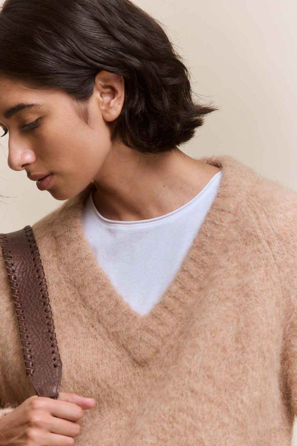 awada_sweater-v-lana_17-23-2026__picture-64507