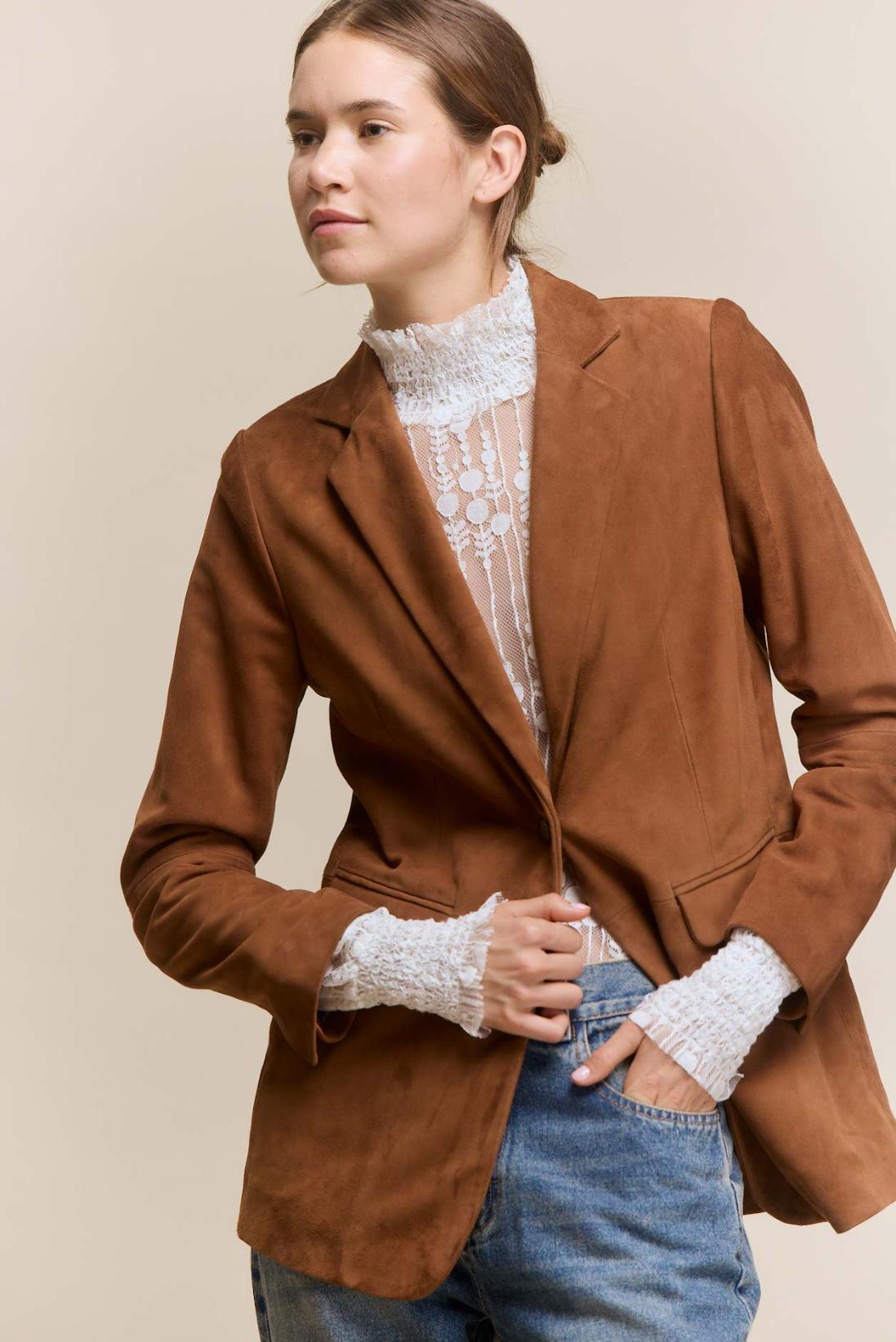 awada_blazer-de-gamuza_45-22-2026__picture-64575