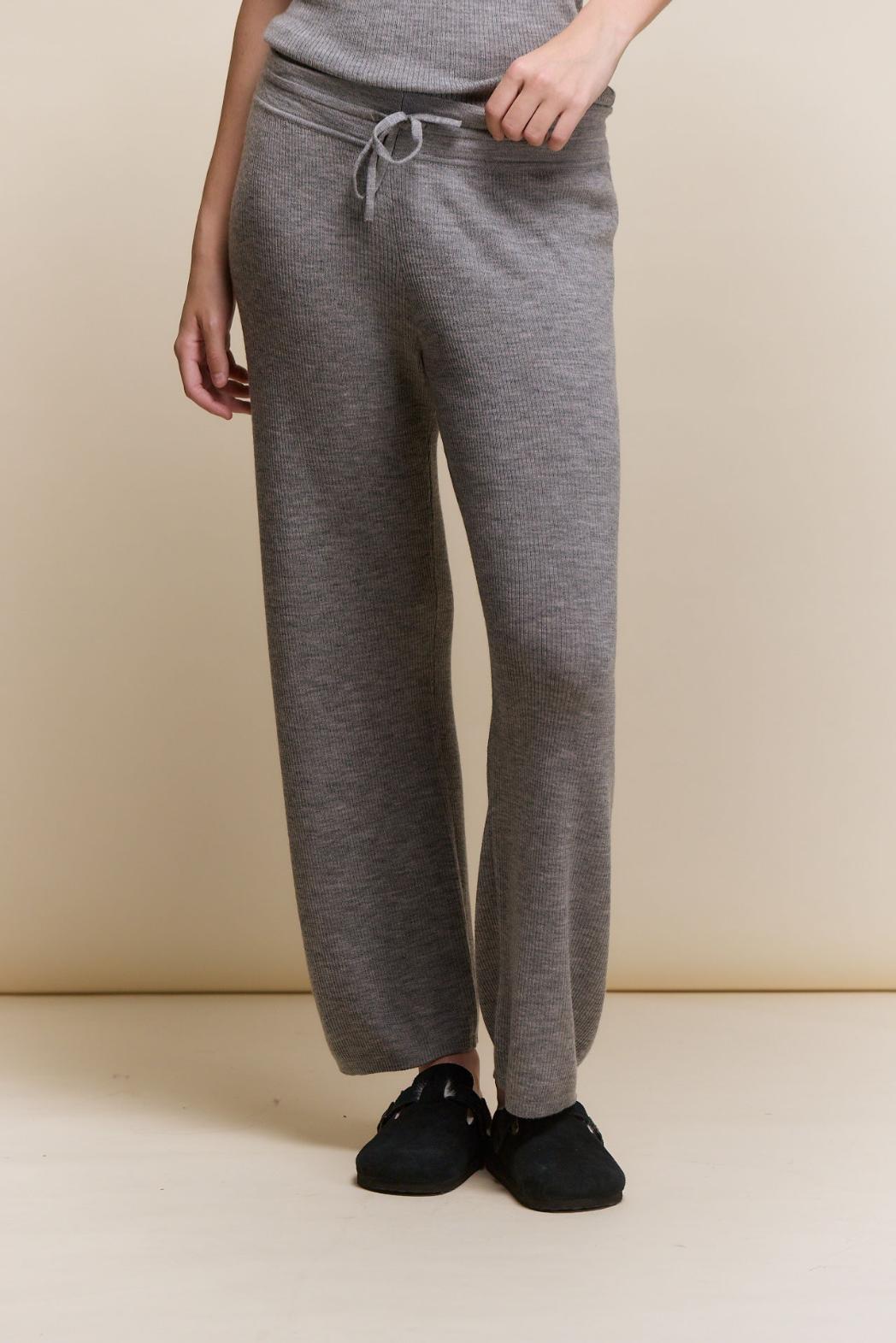 awada_pantalon-tejido-lana_44-20-2026__picture-64712