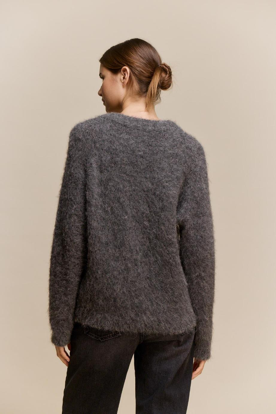 awada_sweater-v-lana_17-23-2026__picture-64916