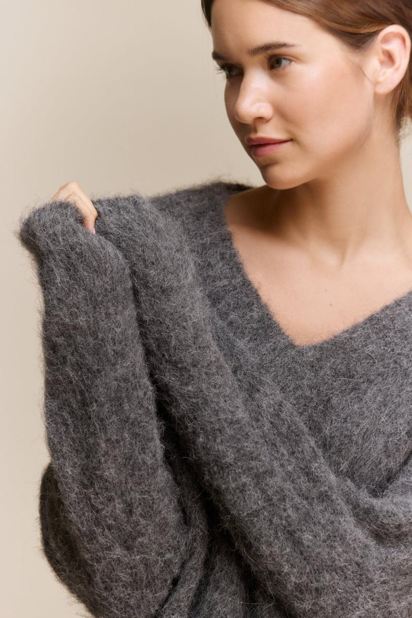 awada_sweater-v-lana_17-23-2026__picture-64917