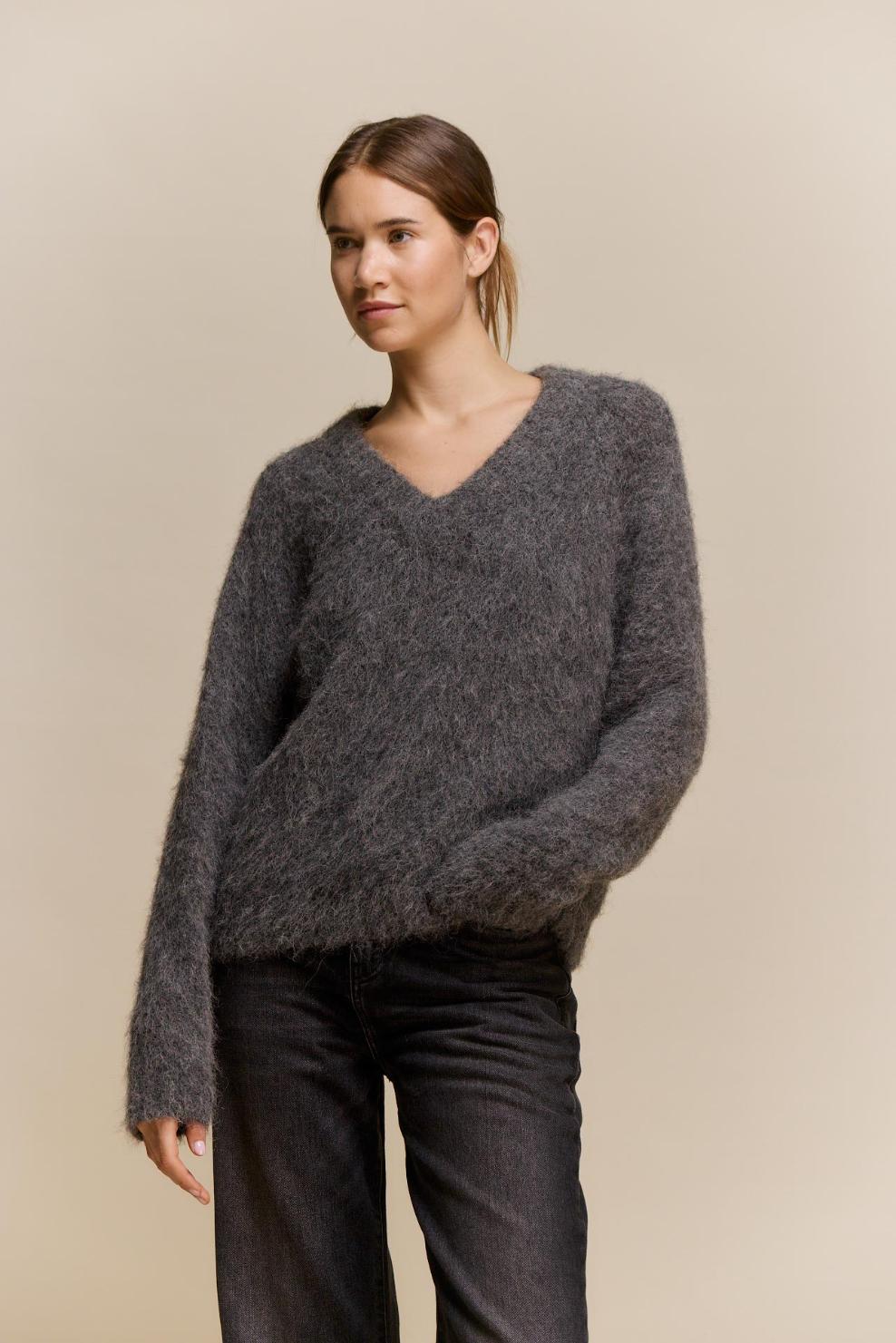 awada_sweater-v-lana_17-23-2026__picture-64918