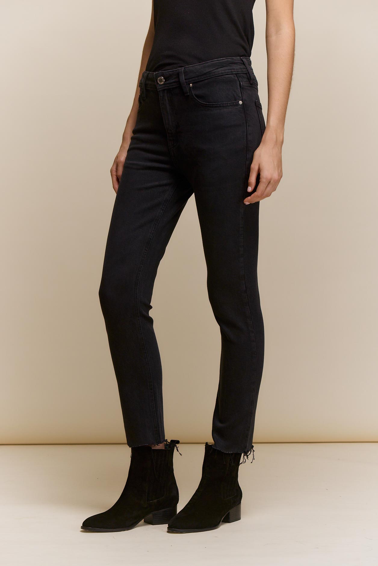 awada_jean-slim-black_27-24-2026__picture-64988