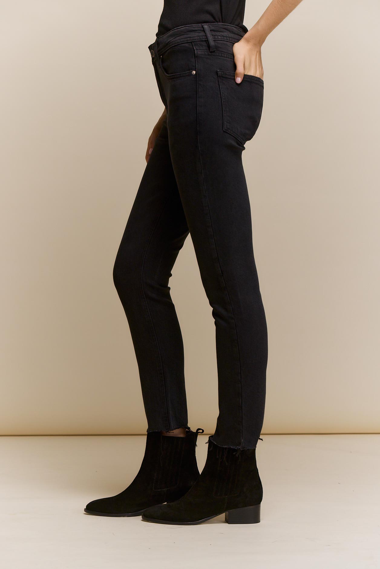 awada_jean-slim-black_27-24-2026__picture-64989