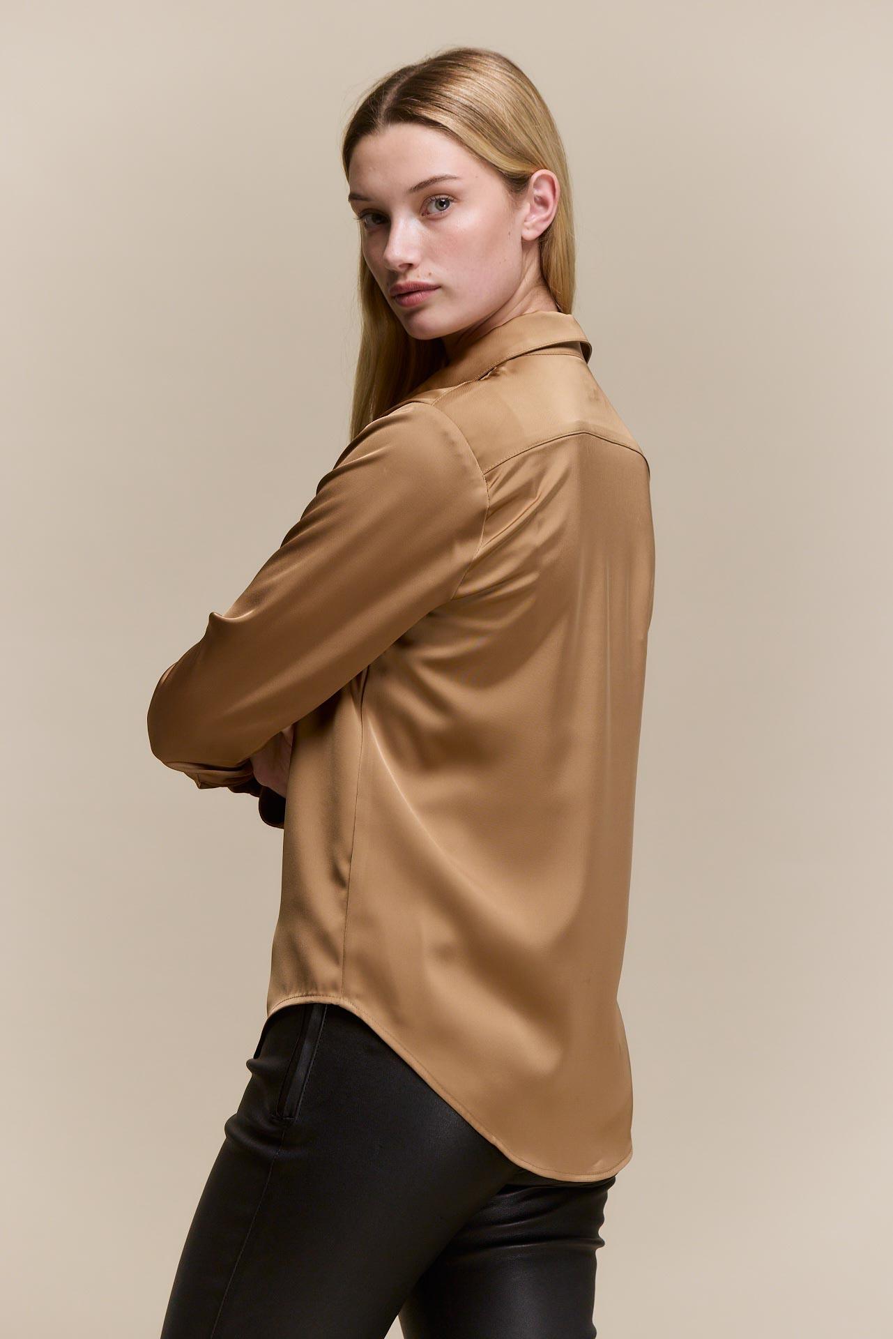 awada_camisa-saten_31-09-2026__picture-65049